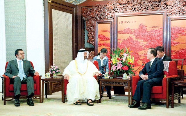 "محمد بن زايد خلال لقائه رئيس مجلس الدولة الصيني بحضور عبد الله بن زايد"