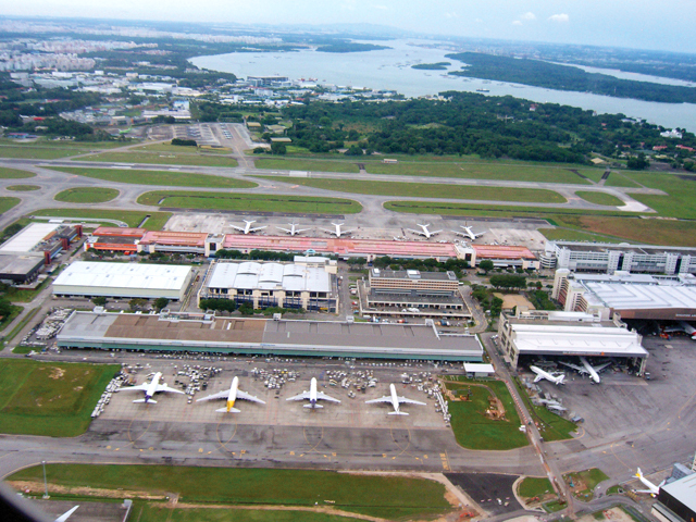 "مطار تشانجي من أفخم وأجمل المطارات في العالم يتألق بين أحضان الطبيعة"