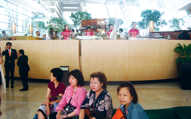 "عزف موسيقى لرواد مارينا باي أفخم مباني سنغافورة"