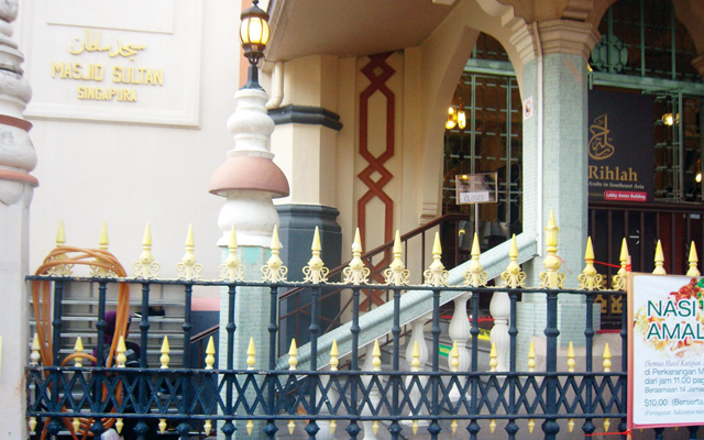 "مسجد السلطان من اشهر معالم سنغافورة"