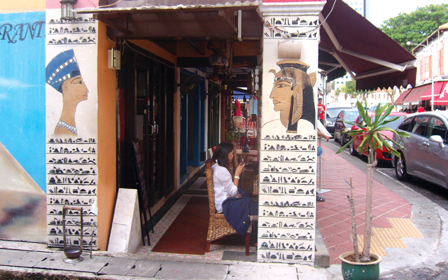 "مقهى الاهرام في شارع العرب في سنغافورة"