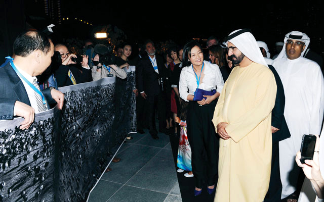 "محمد بن راشد يشاهد مجسماً عن الخيول خلال الحفل"