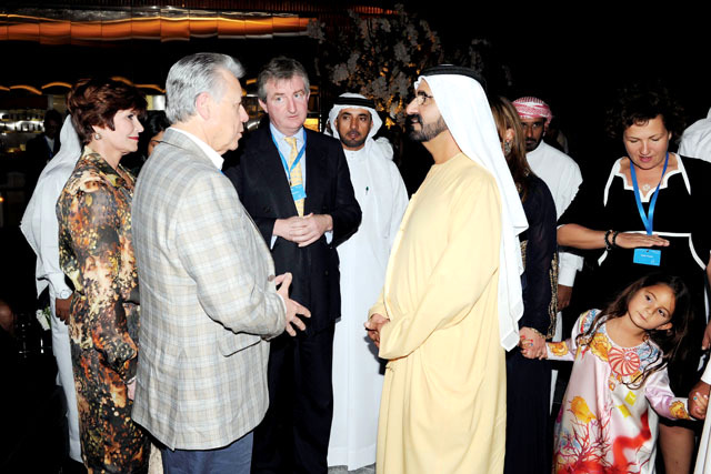 "نائب رئيس الدولة يتجاذب اطراف الحديث مع الضيوف"