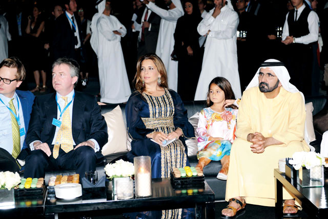 "محمد بن راشد وهيا بنت الحسين وكريمتهما الجليلة خلال متابعتهم الحفل"