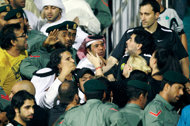 "مارادونا منفعلاً يصطحب فيرونيكا وأصدقاءها نزولاً من المدرجات"