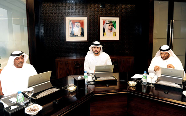 "مكتوم بن محمد لدى ترؤسه الاجتماع بحضور أحمد بن سعيد وعبدالله الشيباني"