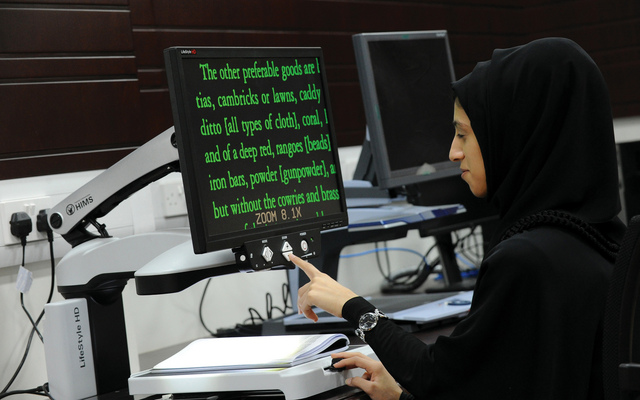 "إحدى الطالبات تتعامل مع جهاز لتكبير الكلام"