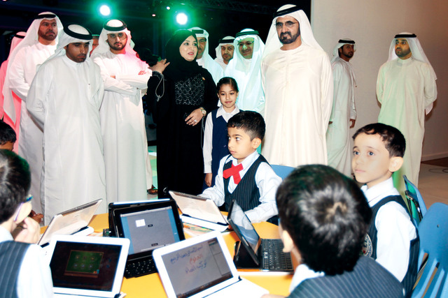 "محمد بن راشد خلال جولته بين الطلبة بحضور مكتوم بن محمد وحميد القطامي ومحمد القرقاوي ومحمد القمزي وخليفة سليمان"