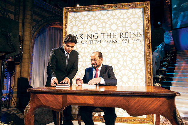 "سلطان يوقع النسخة الإنجليزية وسط احتفاء كبير"