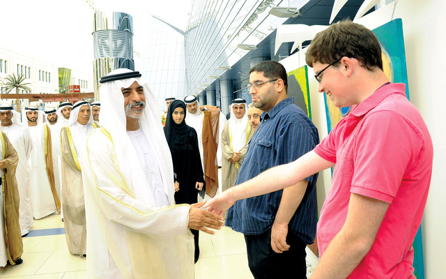 "نهيان بن مبارك  والحضور أثناء جولته في المعرض"