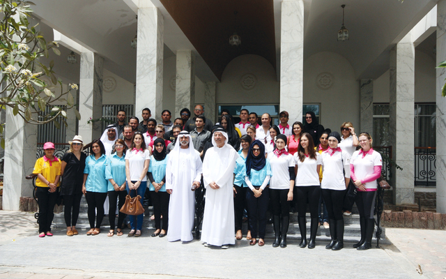 "نهيان بن مبارك خلال استقباله فرسان القافلة الوردية"