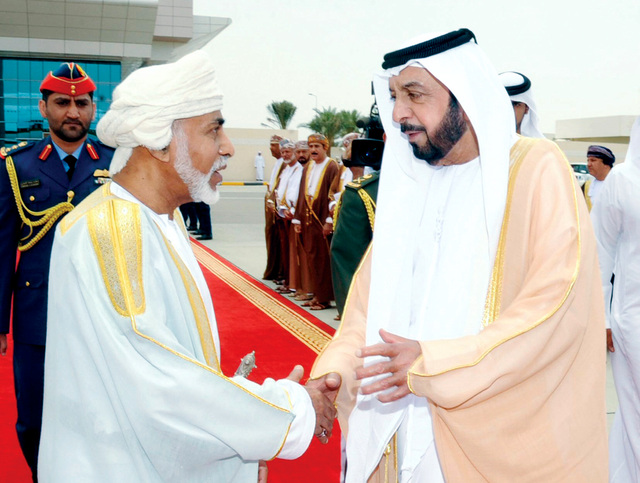 "خليفة في وداع قابوس لدى مغادرته في ختام زيارته للبلاد"