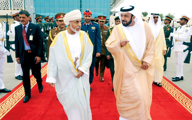 "رئيس الدولة يودع سلطان عمان بحضور محمد بن زايد"