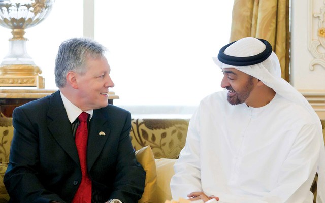 "محمد بن زايد خلال استقباله الوزير الأول لإيرلندا الشمالية"