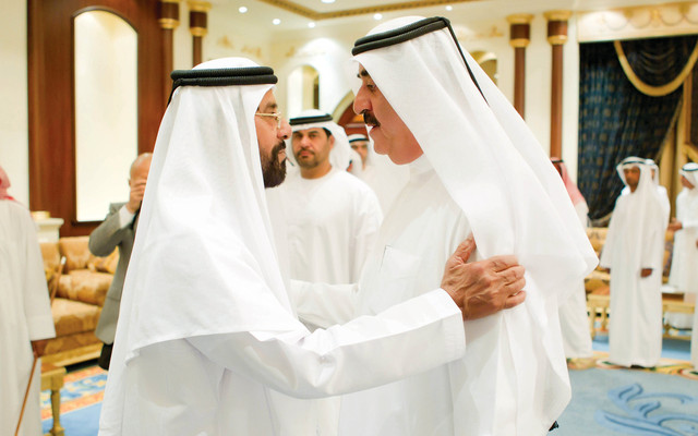 "حاكم أم القيوين يقدم التعازي إلى طحنون بن محمد"