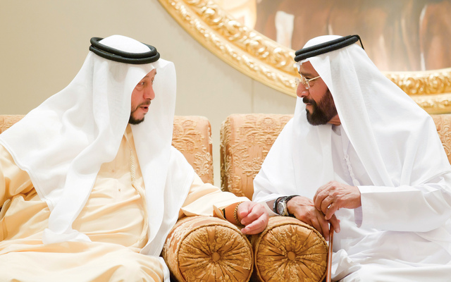 "سلطان بن زايد وطحنون بن محمد خلال العزاء"