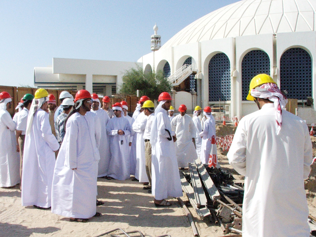 "طلاب الهندسة في مواقع التدريب"