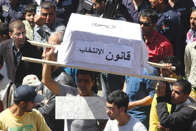 "مسيرات ضد قانون انتخاب 1993.. مصير ينتظر مشروع 2012"