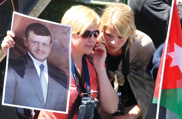 "مشاركتان أجنبيّتان في مسيرة مؤيدة وداعمة للحكومة"