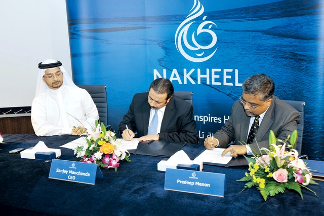 "..وأثناء توقيع العقد الثاني"