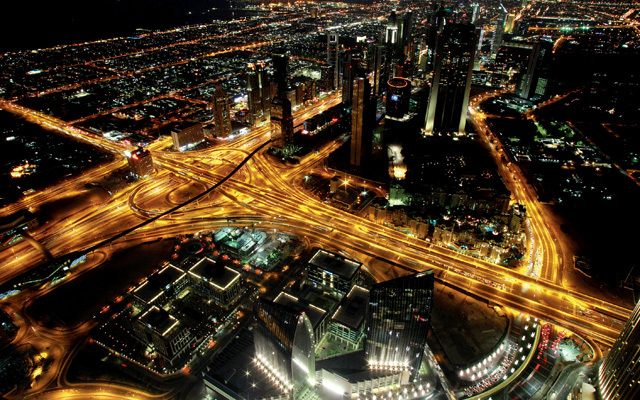 "شارع الشيخ زايد ومنطقة برج خليفة حيث وفرت دبي بنيات تحتية قوية مكنتها من احتلال مكانة مرموقة في مصاف المدن الكبرى"