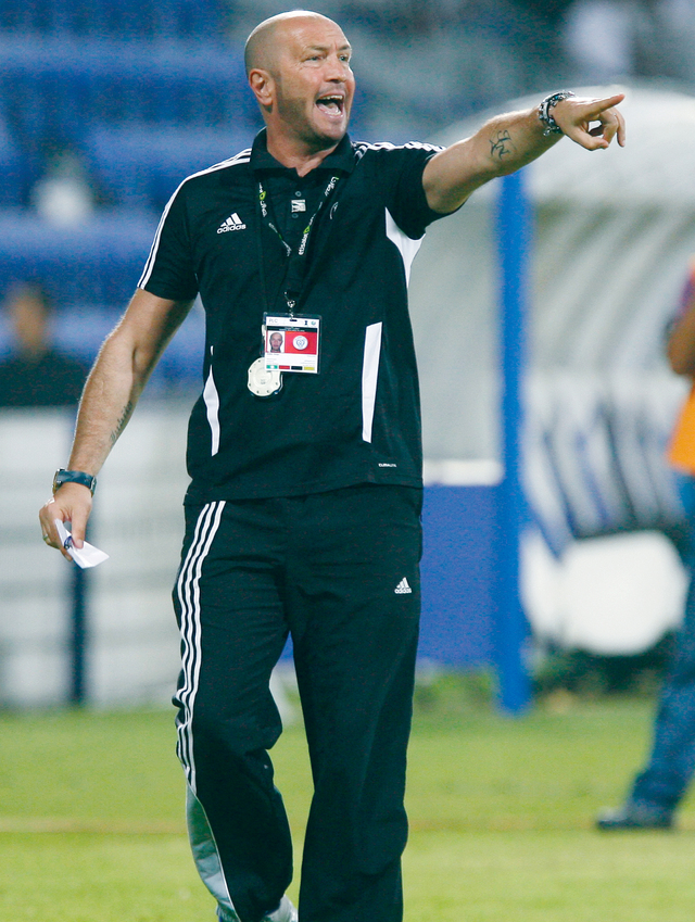 "زينغا يوجه لاعبي النصر خلال المباراة"