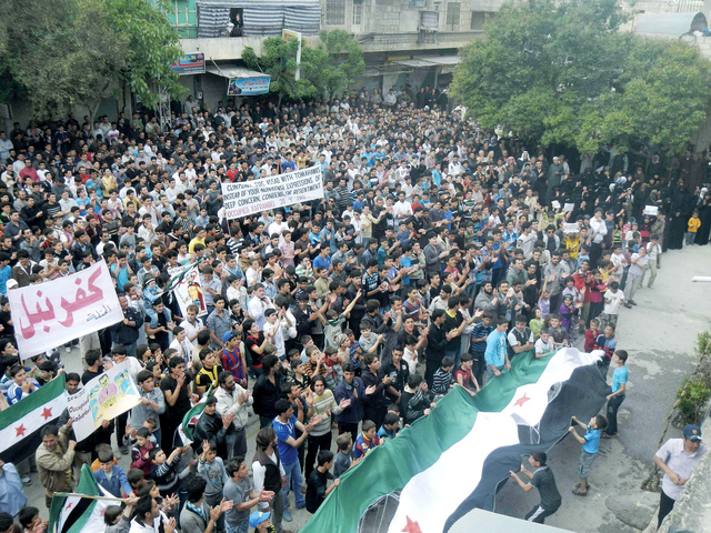 "متظاهرون في كفر نبل بمحافظة إدلب في جمعة »سننتصر ويهزم الأسد«"