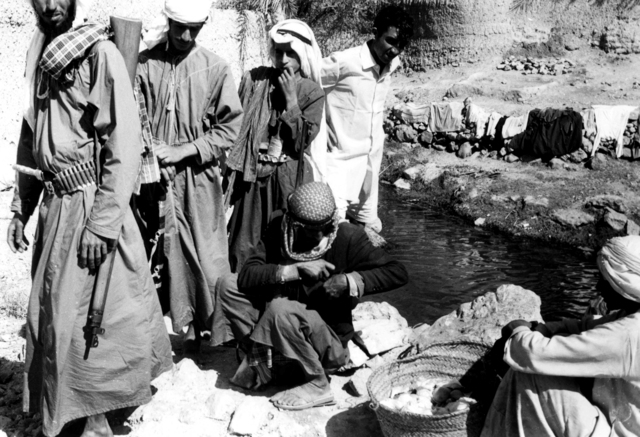 "جماعة من البدو في رأس الخيمة قرب فلج الماء 1966"