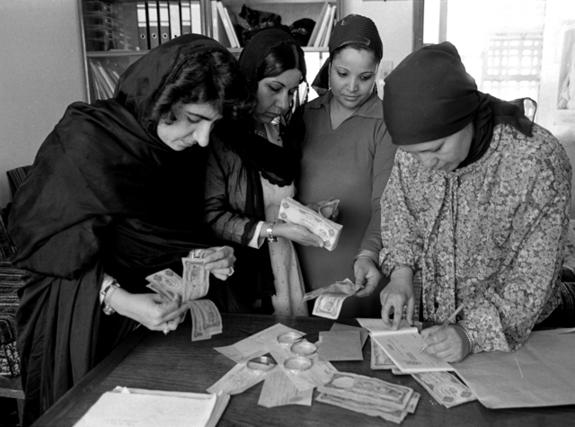 "عضوات من الجمعيات النسائية بالدولة أثناء حملة جمع التبرعات للبنان"
