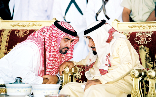 "الشيخ زايد بن سلطان آل نهيان ومحمد بن زايد في إحدى المناسبات الاجتماعية"