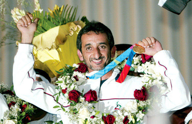 "أحمد بن محمد بن حشر على منصة التتويج في دورة الألعاب الأولمبية بأثينا 2004"