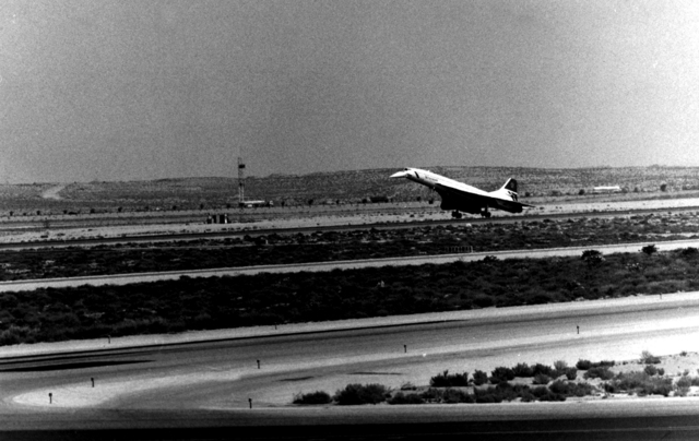 "طائرة كونكورد البريطانية لدى هبوطها للمرة الأولى في مطار أبوظبي الدولي عام 1988"