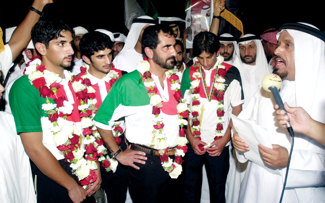 "محمد بن راشد يتوسط أنجاله راشد وحمدان وأحمد بعد فـوز ســموه بكأس العـــــــالم للقـدرة في أسبانيا وفي الصورة ضاحي خلفان"