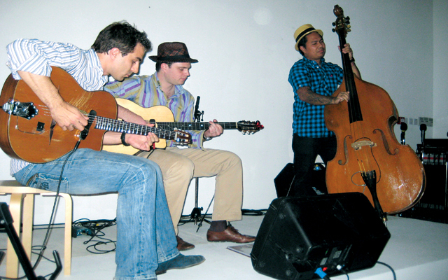 "فرقة جيبسي سوينغ بروجيكت تقدم وصلة غنائية"