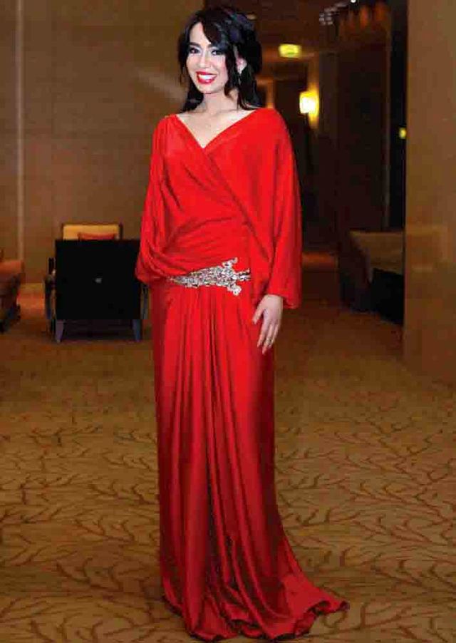 "أبهرت الحضور بأناقتها وعفويتها"