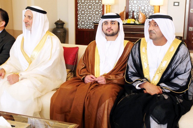 "مكتوم بن محمد وأحمد بن سعيد وعلي النعيمي خلال الاستقبال"