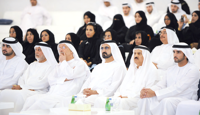 "محمد بن راشد خلال إطلاق حزمة المبادرات بحضور حمدان ومكتوم بن محمد وعبدالغفار حسين وإبراهيم بوملحة وعبدالله عمران تريم"