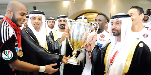 "محمد بن راشد يسلم الكأس لحمدان ومنصور بن زايد ونجوم الجزيرة"