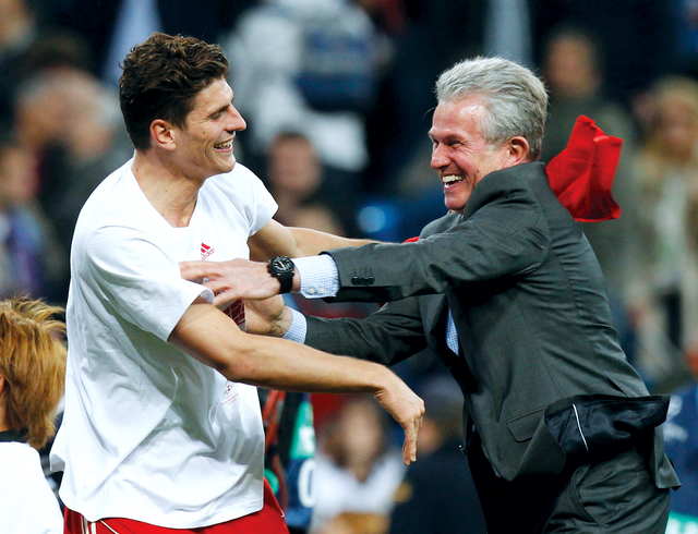 "هينكس محتفلاً بالتأهل مع غوميز"