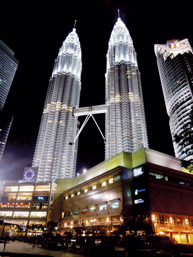 "ابراج بتروناس الشهيرة"