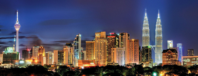 "منظر ليلي للعاصمة كوالالمبور ويظهر  فيها برجا بتروناس"