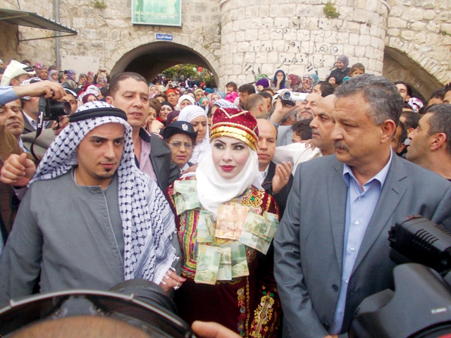 "العريس مع عروسه مها وسط الأهل بعد تحقيق الأمل"