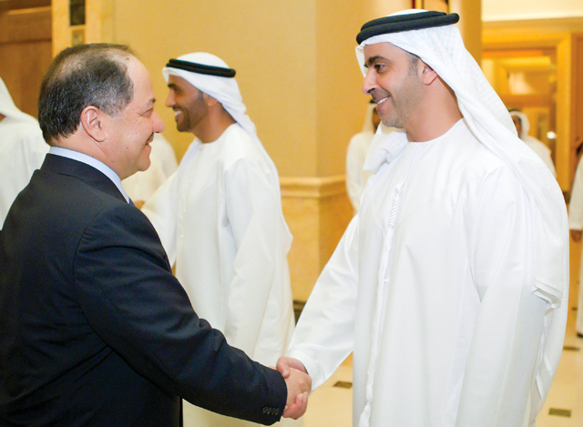 "سيف بن زايد يصافح بارزاني بحضور نهيان بن زايد"