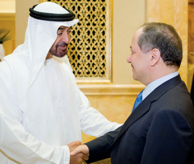 "محمد بن زايد يصافح مسعود بارزاني خلال اللقاء"