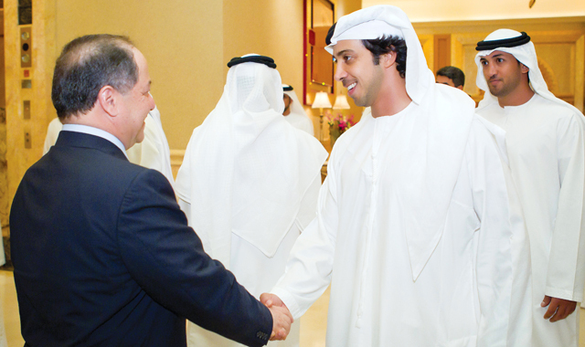 "... ومنصور بن زايد يصافح رئيس إقليم كردستان العراق"