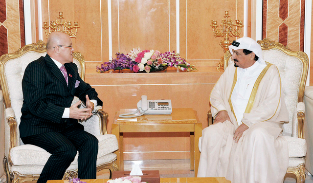 "حاكم عجمان لدى استقباله السفير الألباني"