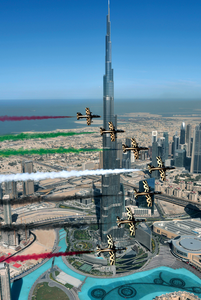 "فريق الفرسان ينفذ استعراضاً جوياً حول برج خليفة"