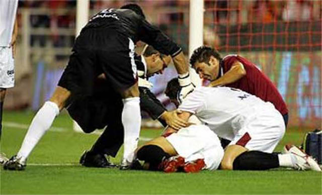 "لاعب أشبيلية انطونيو بويترا توفي في مباراة للدوري الأسباني في العام 2007"