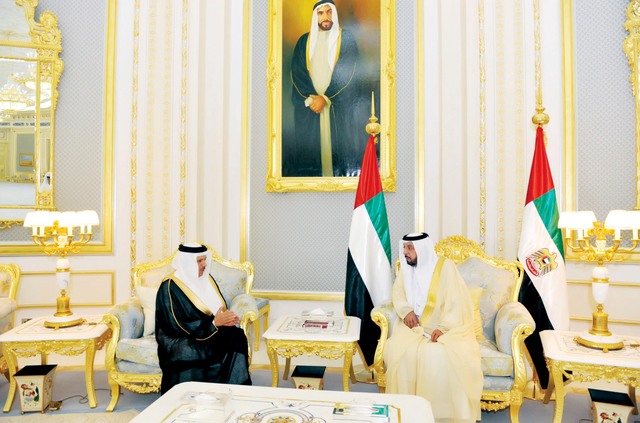 "خليفة لدى استقباله عبد اللطيف الزياني"