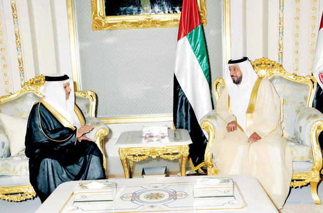 "رئيس الدولة يتبادل الحديث مع أمين عام مجلس التعاون لدول الخليج العربية"